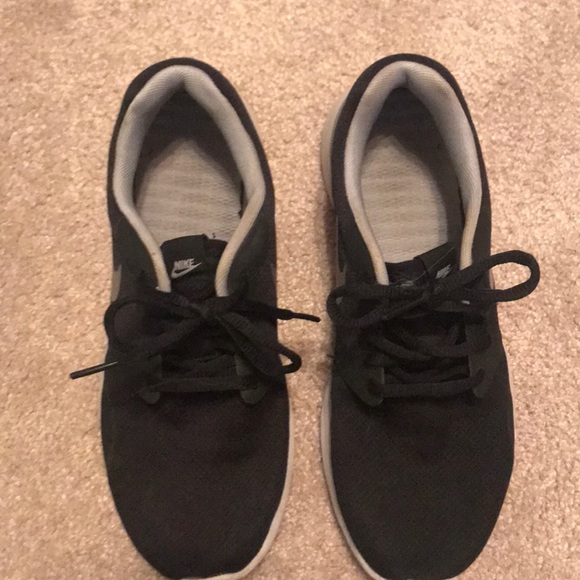 nike tennis shoes - Picture 3 of 4